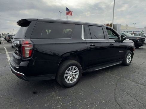 Used 2023 Chevrolet Suburban LT image 8