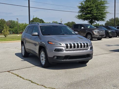 Used 2017 Jeep Cherokee Latitude w/ Comfort/Convenience Group AWD/4WD image 1