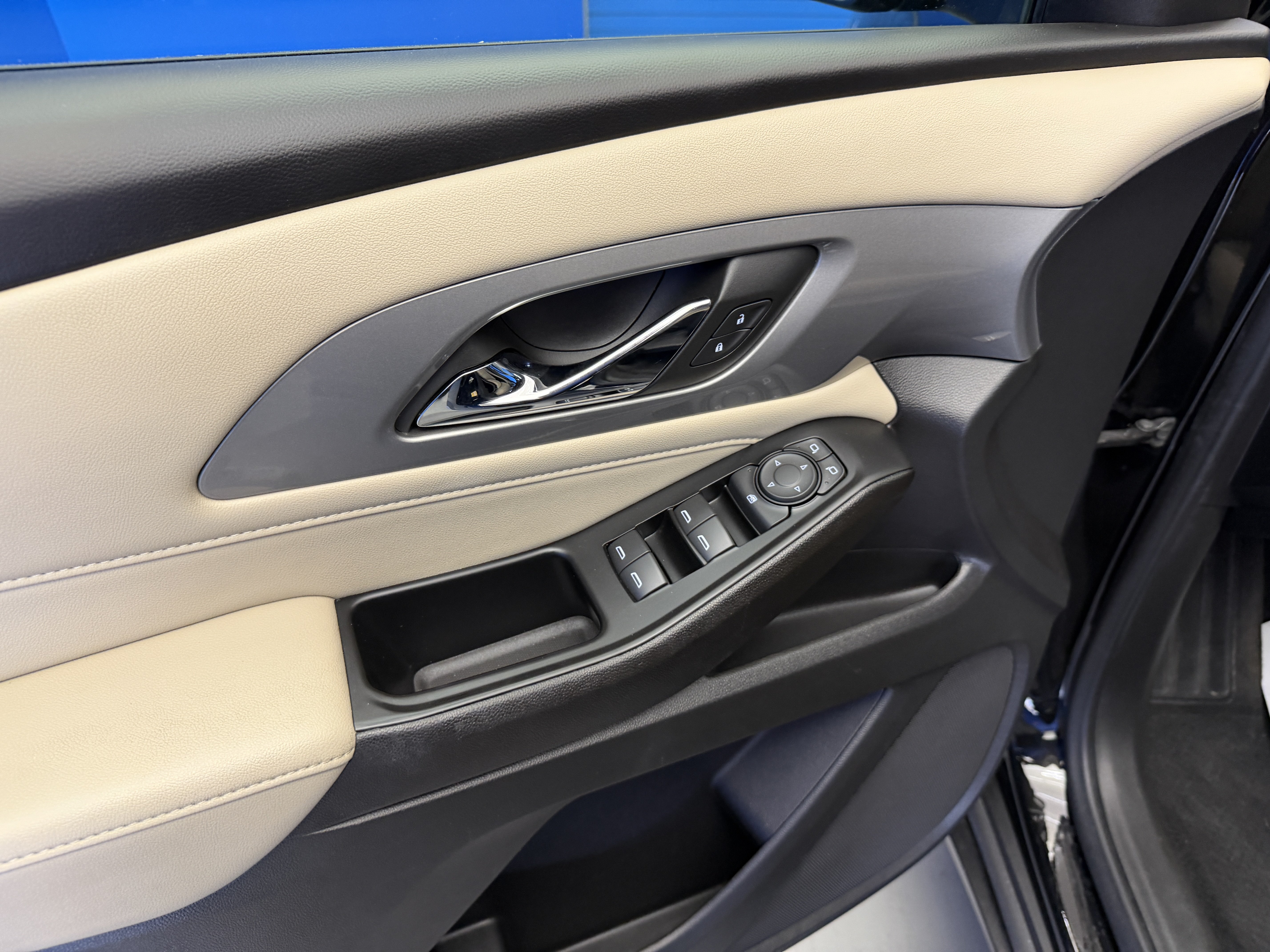 Used 2023 Chevrolet Traverse LS FWD image 10