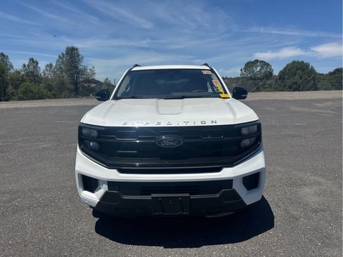 Used 2025 Ford Expedition Active AWD/4WD image 2