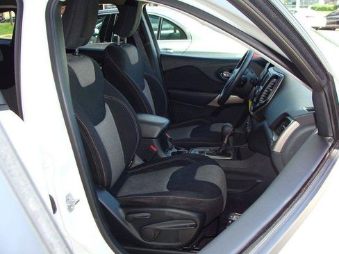 Used 2017 Jeep Cherokee Sport FWD image 11