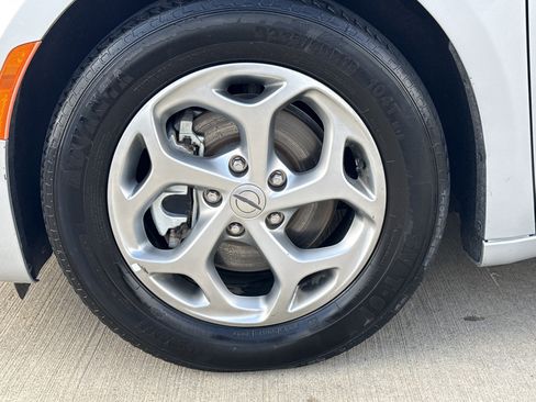 Used 2023 Chrysler Pacifica Limited image 9