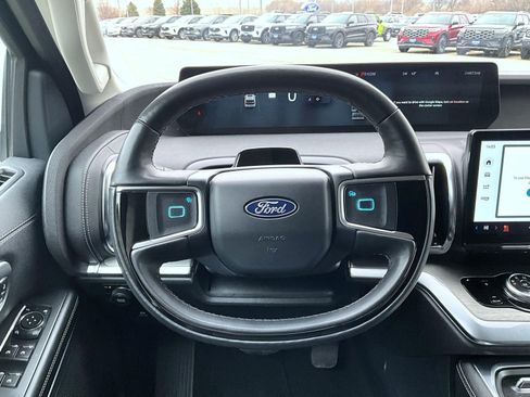 Used 2025 Ford Expedition Platinum image 11