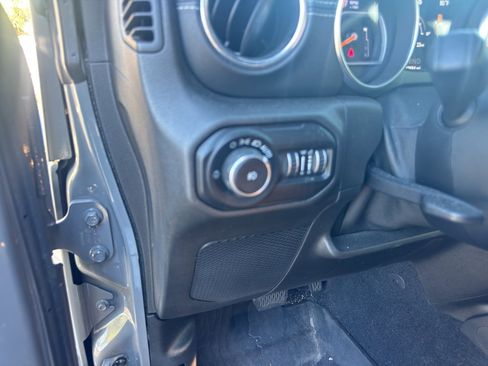 Used 2020 Jeep Wrangler Unlimited Sahara image 26