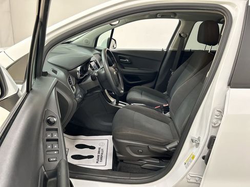 Used 2021 Chevrolet Trax LS w/ Tint and Cruise Package image 9