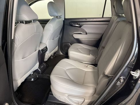 Used 2023 Toyota Highlander XLE AWD/4WD image 21