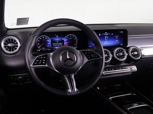 Used 2025 Mercedes-Benz GLB 250 4MATIC image 24