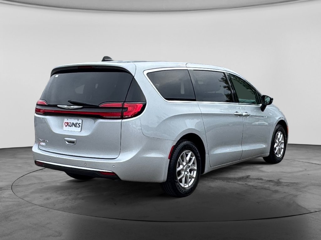 Used 2024 Chrysler Pacifica Touring-L FWD image 9