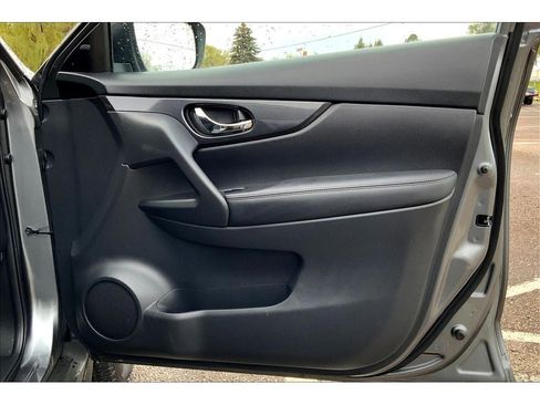 Used 2018 Nissan Rogue SV image 24