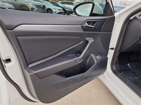 Certified 2023 Volkswagen Jetta SE image 9