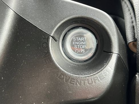 Used 2023 Jeep Renegade Latitude AWD/4WD image 29