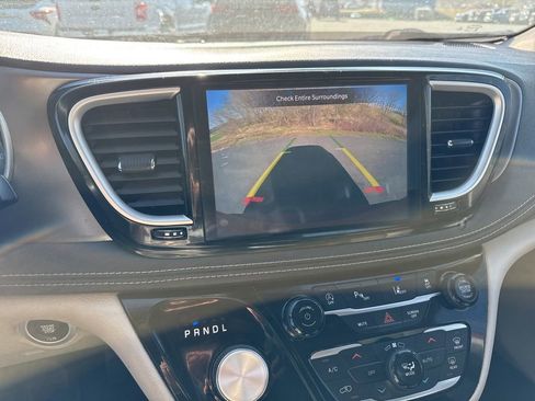 Used 2022 Chrysler Pacifica Touring-L AWD/4WD image 8