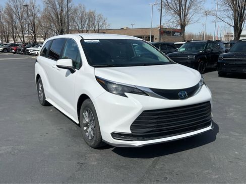 Used 2025 Toyota Sienna LE image 4