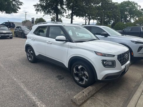 Used 2025 Hyundai Venue SEL FWD image 3