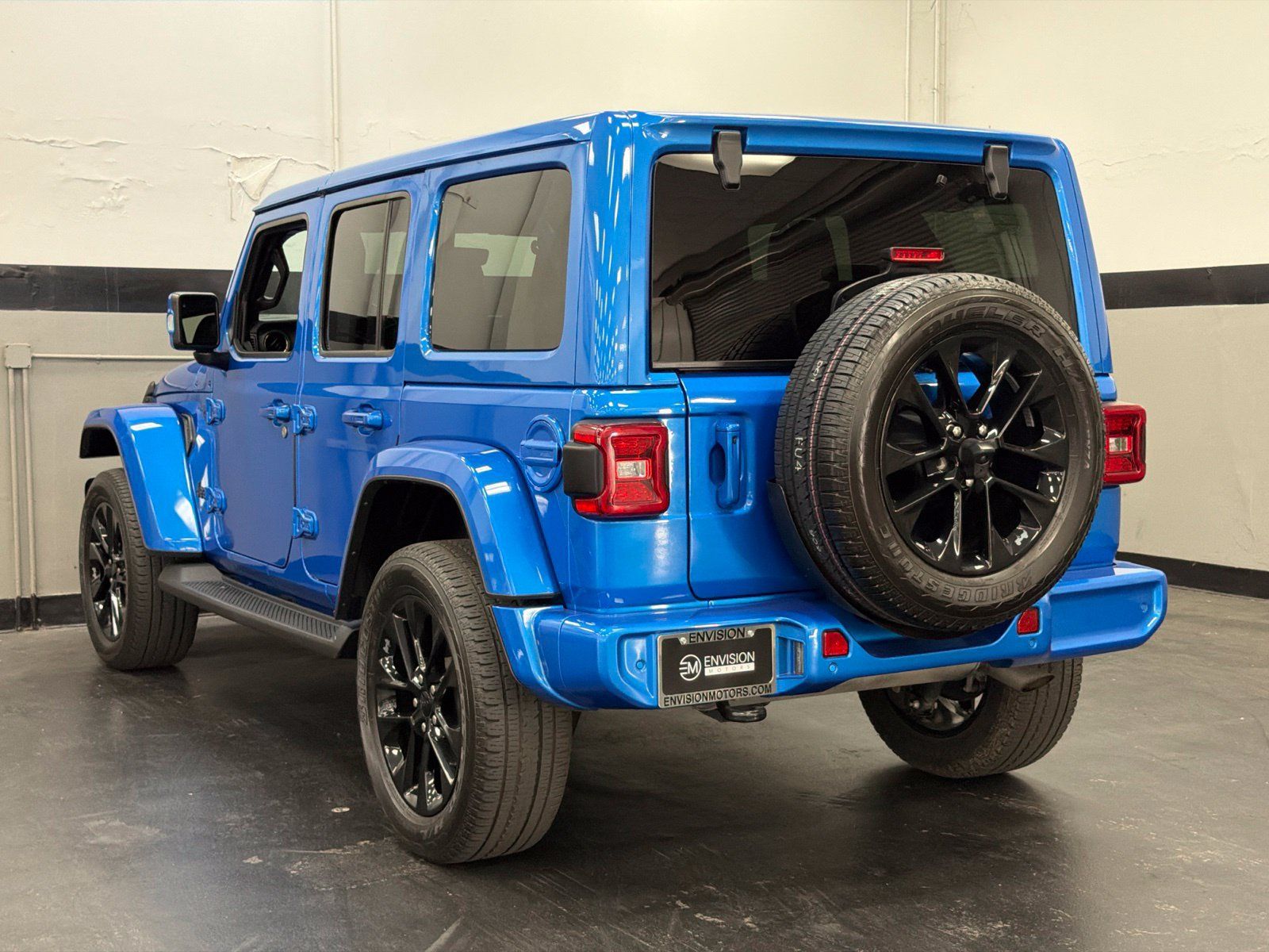 Used 2023 Jeep Wrangler Unlimited Sahara AWD/4WD image 9