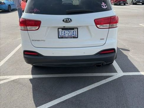 Used 2017 Kia Sorento LX w/ LX Convenience Package image 6