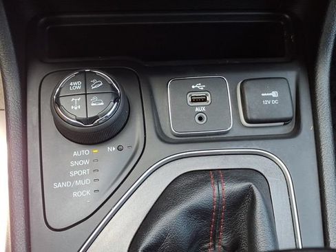 Used 2019 Jeep Cherokee Trailhawk w/ Comfort & Convenience Group AWD/4WD image 22