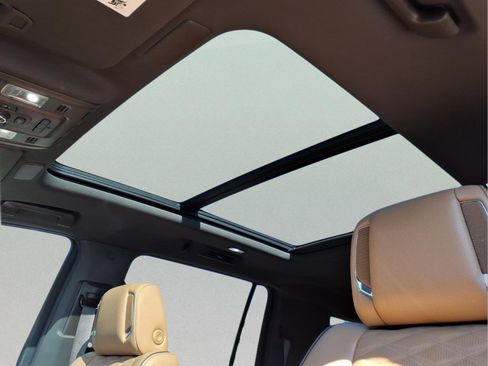 Used 2022 Cadillac Escalade ESV Premium Luxury image 19