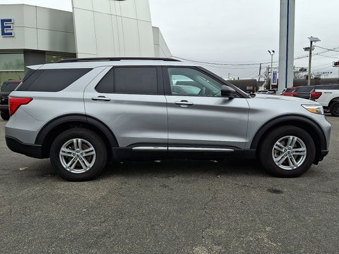 Certified 2023 Ford Explorer XLT image 7