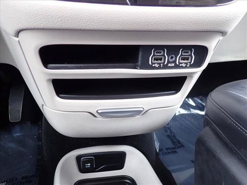 Used 2023 Chrysler Pacifica Touring-L FWD image 23