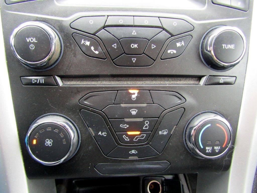 Used 2016 Ford Fusion SE FWD image 27