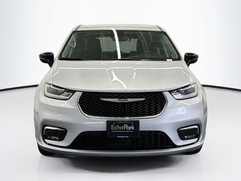 Used 2024 Chrysler Pacifica Touring-L FWD image 2