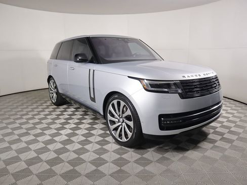 Used 2023 Land Rover Range Rover SE image 3