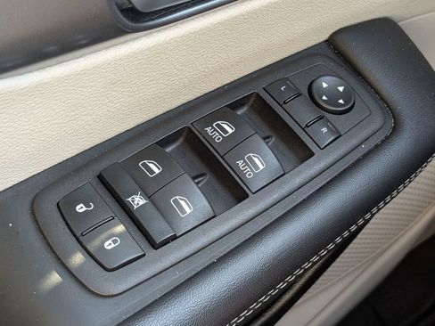 Used 2023 Chrysler Pacifica Touring-L FWD image 24