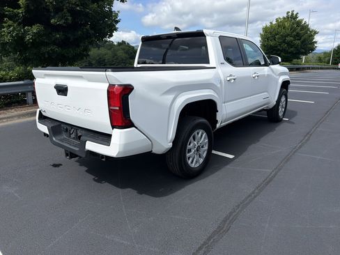 Certified 2025 Toyota Tacoma SR5 AWD/4WD image 5