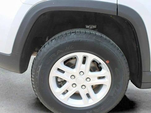 Used 2023 Jeep Grand Cherokee Laredo image 32