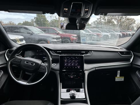 New 2025 Jeep Grand Cherokee Altitude image 40