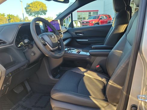 Used 2025 Toyota Sienna Limited image 12