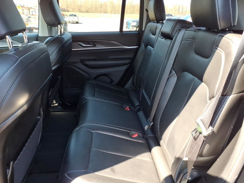Used 2023 Jeep Grand Cherokee Limited AWD/4WD image 9