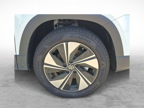 Used 2025 Volkswagen Taos SE image 9