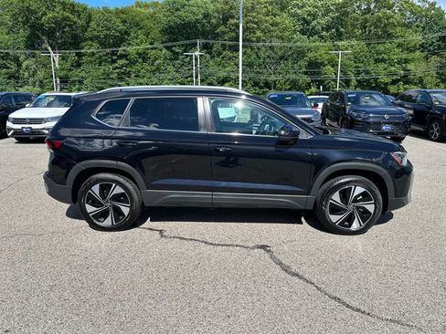 Certified 2025 Volkswagen Taos SE w/ Panoramic Sunroof Package AWD/4WD image 10