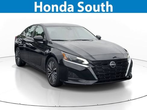 Used 2024 Nissan Altima 2.5 SV FWD image 1
