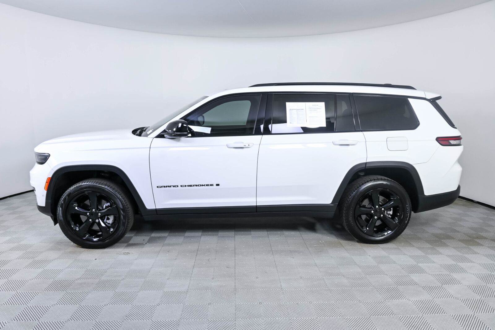 Used 2024 Jeep Grand Cherokee L Limited w/ Luxury Tech Group II AWD/4WD image 2