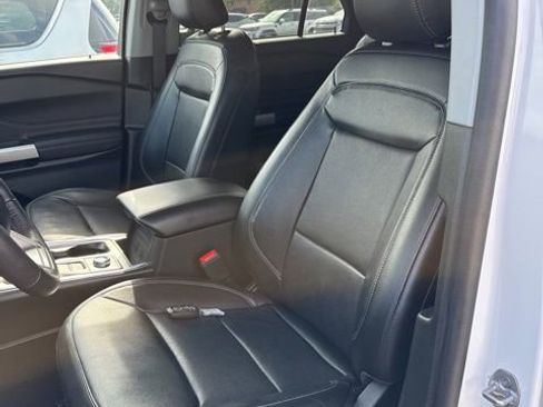 Used 2023 Ford Explorer Limited image 12