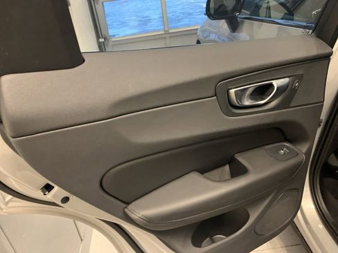 Used 2025 Volvo XC60 B5 Plus image 12