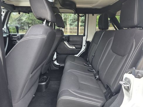 Used 2015 Jeep Wrangler Unlimited Sahara w/ Connectivity Group AWD/4WD image 16