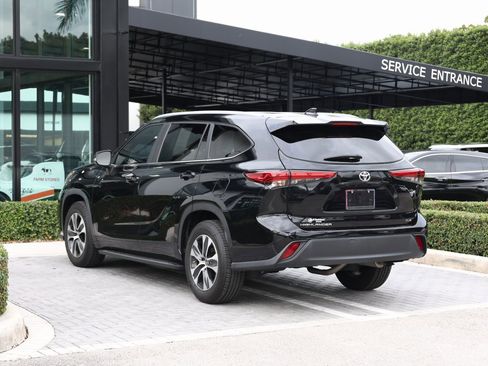 Used 2023 Toyota Highlander XLE image 5