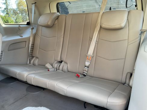 Used 2015 Cadillac Escalade Luxury image 29