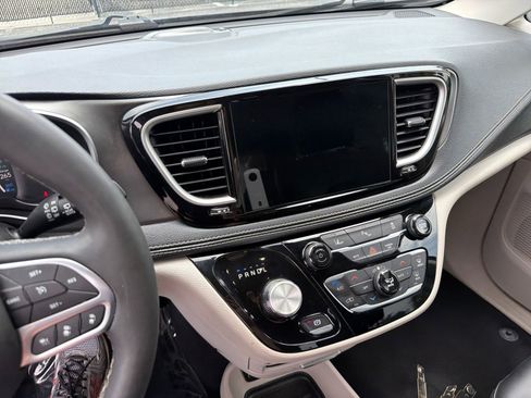 Used 2024 Chrysler Pacifica Limited FWD image 23