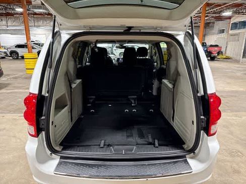 Used 2019 Dodge Grand Caravan SE w/ UConnect Hands-Free Group image 11