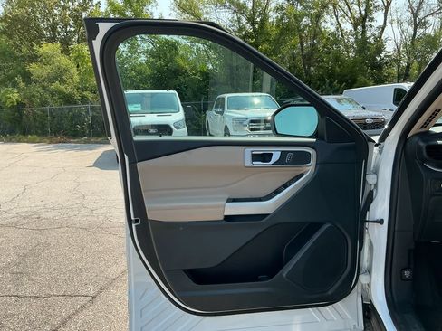 Used 2023 Ford Explorer XLT AWD/4WD image 12