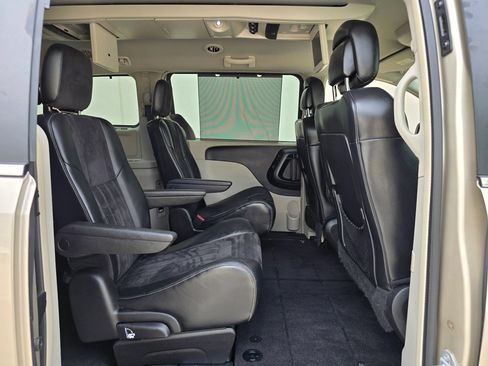 Used 2016 Chrysler Town & Country Limited FWD image 41