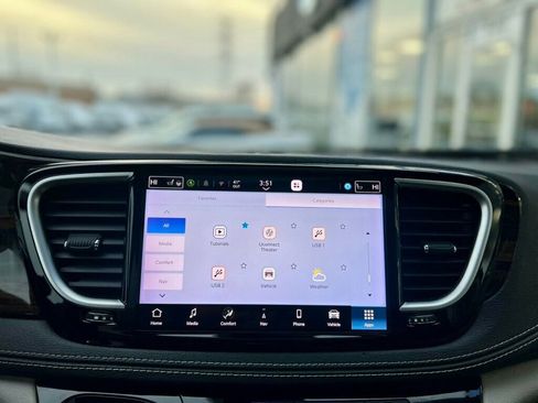 Used 2021 Chrysler Pacifica Limited w/ Uconnect Theater Family Group image 33