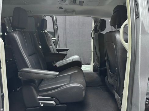 Used 2016 Chrysler Town & Country Touring w/ Driver Convenience Group image 26