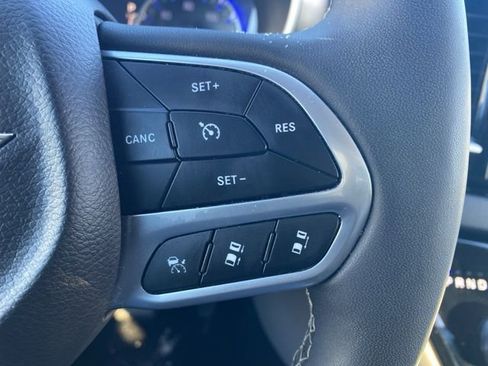 Certified 2023 Chrysler Pacifica Touring-L image 36