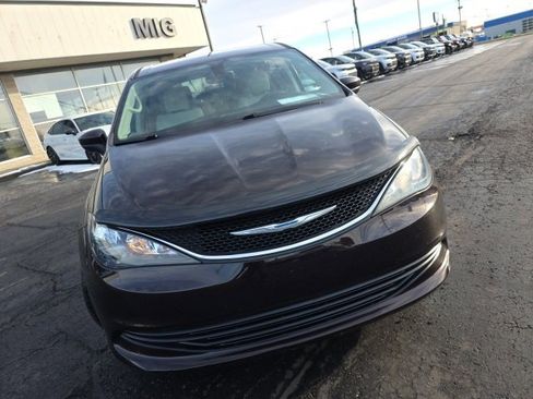 Used 2017 Chrysler Pacifica Touring image 9